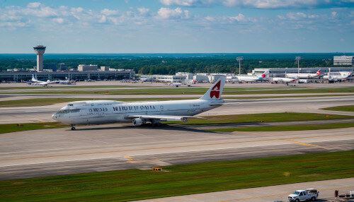 Женщина проникла в аэропорт и угнала автобус, чтобы проверить меры безопасности