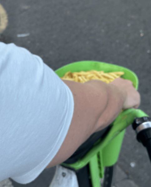 Велосипедист отправился в поездку с полной корзинкой картошки-фри