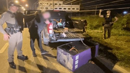 Преступник, укравший банкомат, прицепил его к машине и тащил по дороге