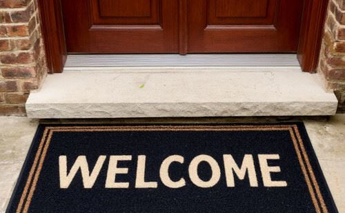 Медиум предупредила, что «приветственные» коврики притягивают в дом злых духов