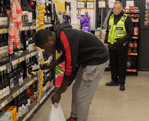 Вор, ни от кого не таясь, украл из магазина пиво и вино