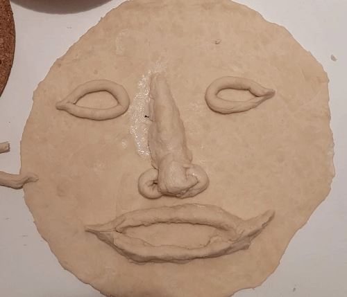 Выдумщица испекла пиццу с ужасающим «проклятым» лицом