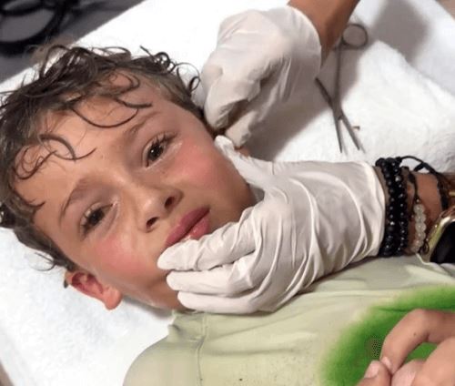 Краб заполз в ухо мальчика, отдыхавшего на пляже