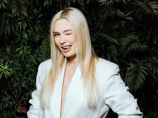 Звезда «Универа» снялась в лифте в расстёгнутой юбке (ВИДЕО)