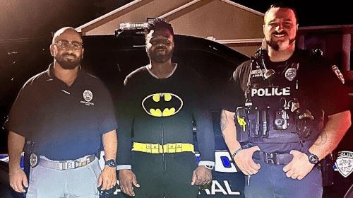 Человек, одетый в пижаму с Бэтменом, обезвредил грабителя