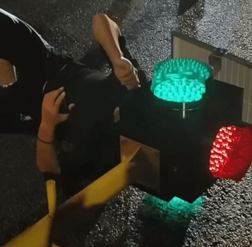 Китаец на электроскутере врезался в светофор и застрял в нём головой