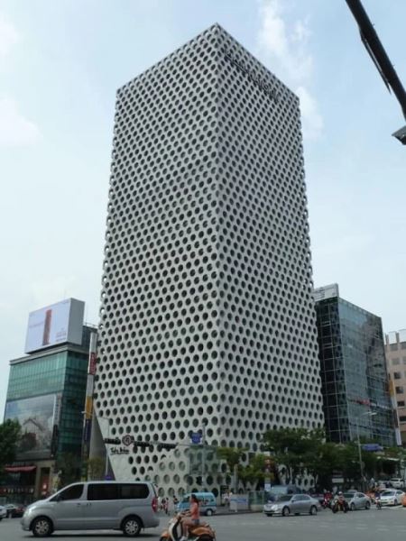 Когда здания решили выделиться (24 фото)