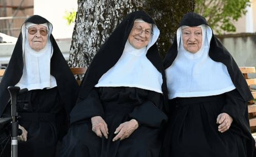 Сбежав из дома престарелых, три монахини вернулись в монастырь