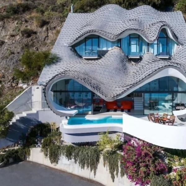 Когда здания решили выделиться (24 фото)