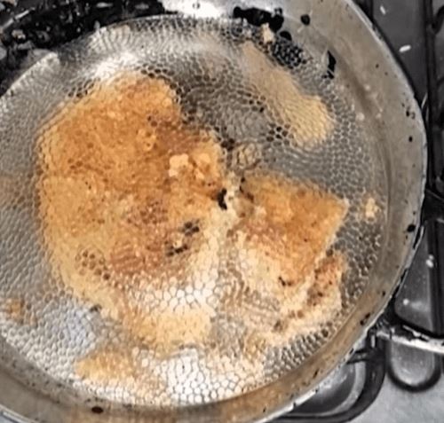 Поев пирога у бабушки в гостях, одна внучка попала в больницу, а вторая скончалась