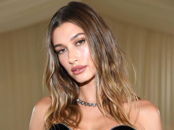 Хейли Бибер засняли у бассейна в купальнике (ФОТО)