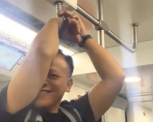 Пассажир поезда случайно застрял рукой в поручне