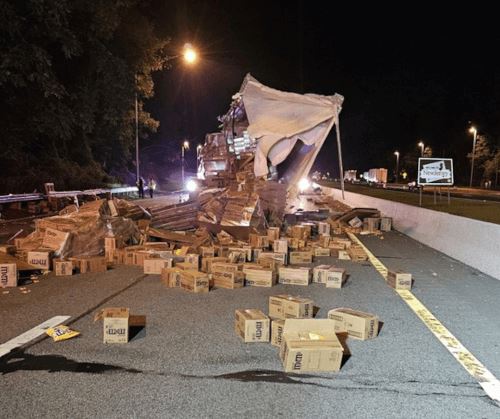 В результате аварии проезжую часть завалило конфетами