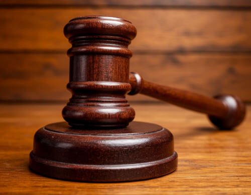 Влюблённая начальница заплатила подчинённому, чтобы он развёлся с женой, а после потребовала деньги обратно