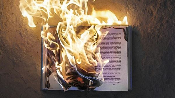 Мужчина поджег в библиотеке несколько книг из-за искажения истории