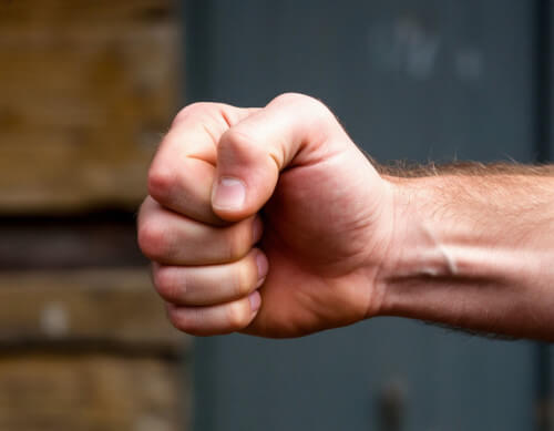 Муж ударил жену, которая не помогла ему выгрузить вещи из машины