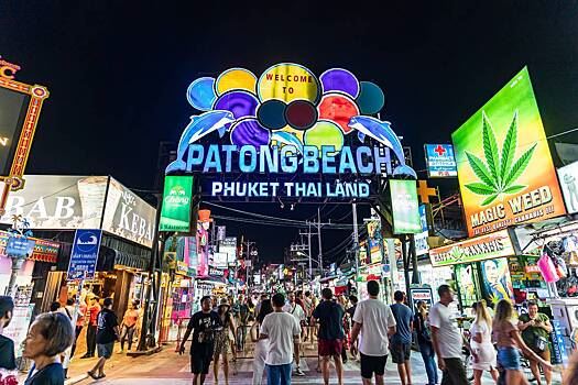 Голый турист прошелся по улицам тайского курорта и попытался угнать мотоцикл полицейского