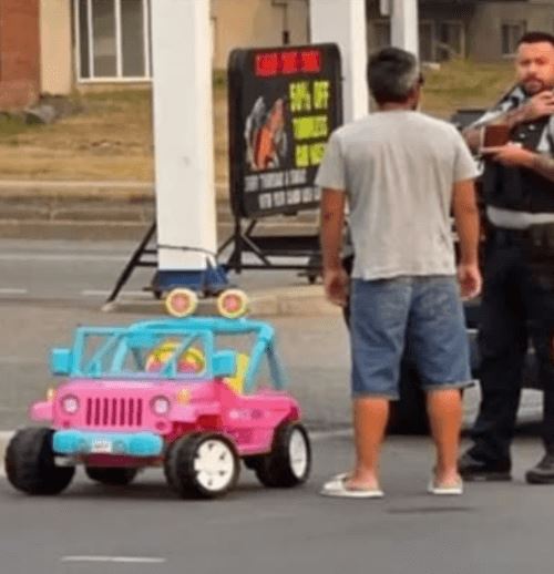 Нетрезвому водителю на игрушечном розовом джипе вручили повестку в суд