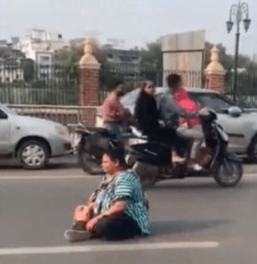 Не получив достаточное количество закуски от торговца, женщина расселась на дороге в знак протеста