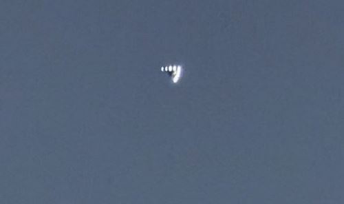 Двое очевидцев заметили в небе НЛО странной формы