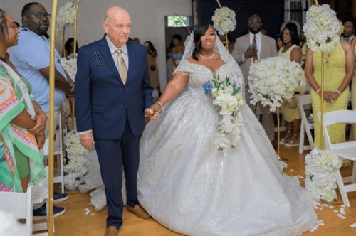 Пожилой домовладелец проводил к свадебному алтарю женщину, снимающую у него студию