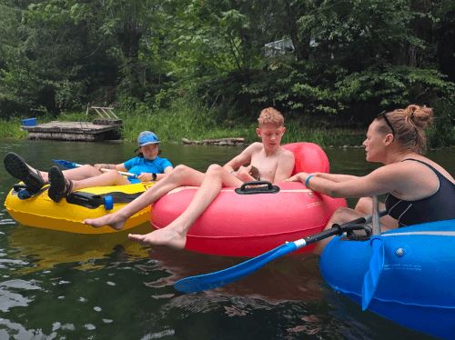 Отдыхая на реке, добрый юноша спас детёныша бобра