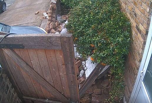 Мужчина посмотрел запись с камеры наблюдения у дома и узнал причину разрушения забора