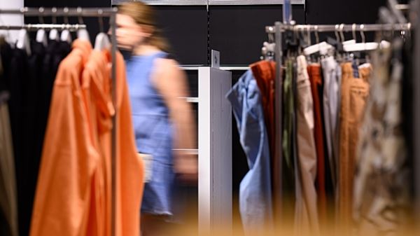 Женщина обокрала магазин одежды средь бела дня и попала на видео