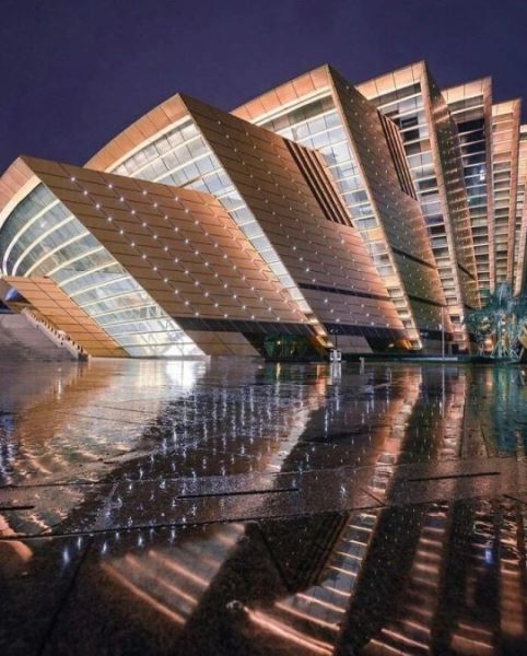 Когда здания решили выделиться (24 фото)