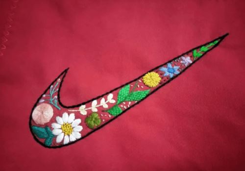 Мать вышила на рюкзаке сына логотип известного бренда