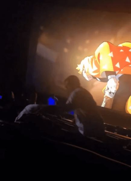 Не желая пропускать любимое аниме, зритель помочился прямо в зале кинотеатра