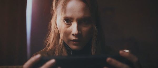 Девушка увлеченно играет в Cronos: The New Dawn в рекламном трейлере хоррора для Nintendo Switch 2