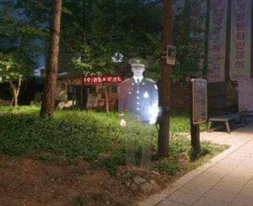 Чтобы снизить уровень преступности, в парке появился голографический полицейский