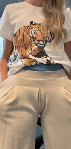 Дизайнеры придумали женские брюки с неудачной складкой