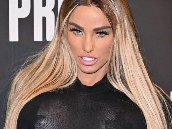 Теледива разделась догола и показала неприличную татуировку (ФОТО)