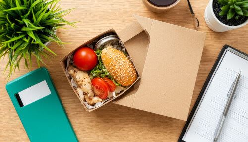 «Щедрый» коллега угостил мужчину заплесневевшим обедом