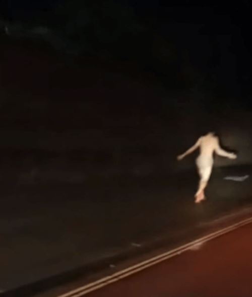 Голый незнакомец, разгуливавший по улице, напугал припозднившуюся прохожую